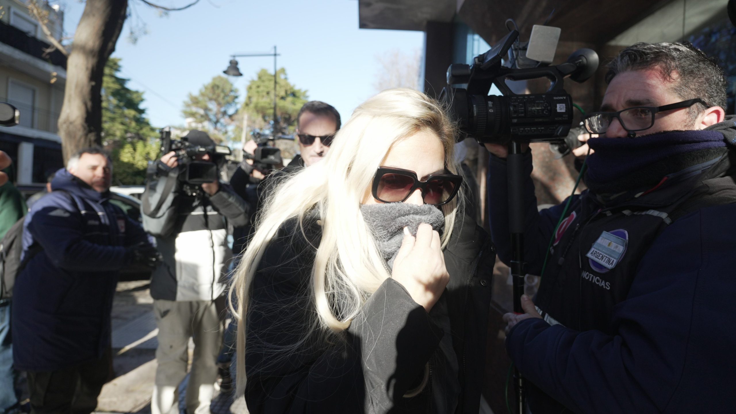 Verónica Ojeda entrando al tribunal donde se juzga la muerte de Maradona. (Foto: TN / Juan Pablo Chaves)