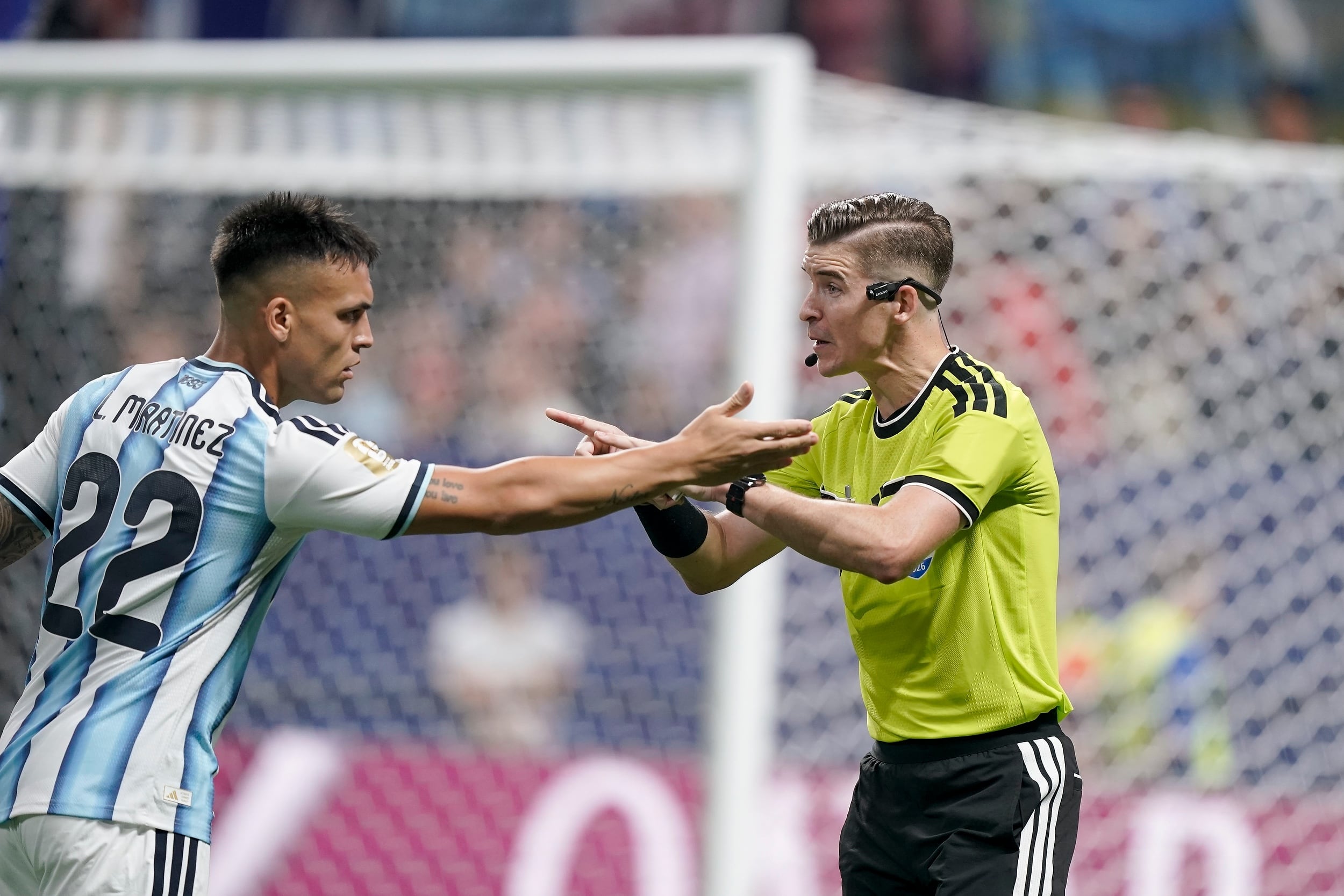 La FIFA salió a respaldar al árbitro que dirigió el partido Argentina-Egipto.