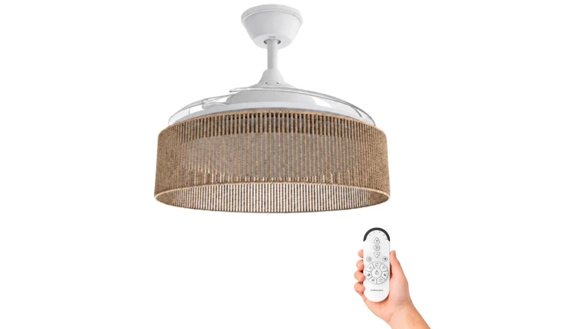 Ventilador de techo con luz y flecos de ratán.