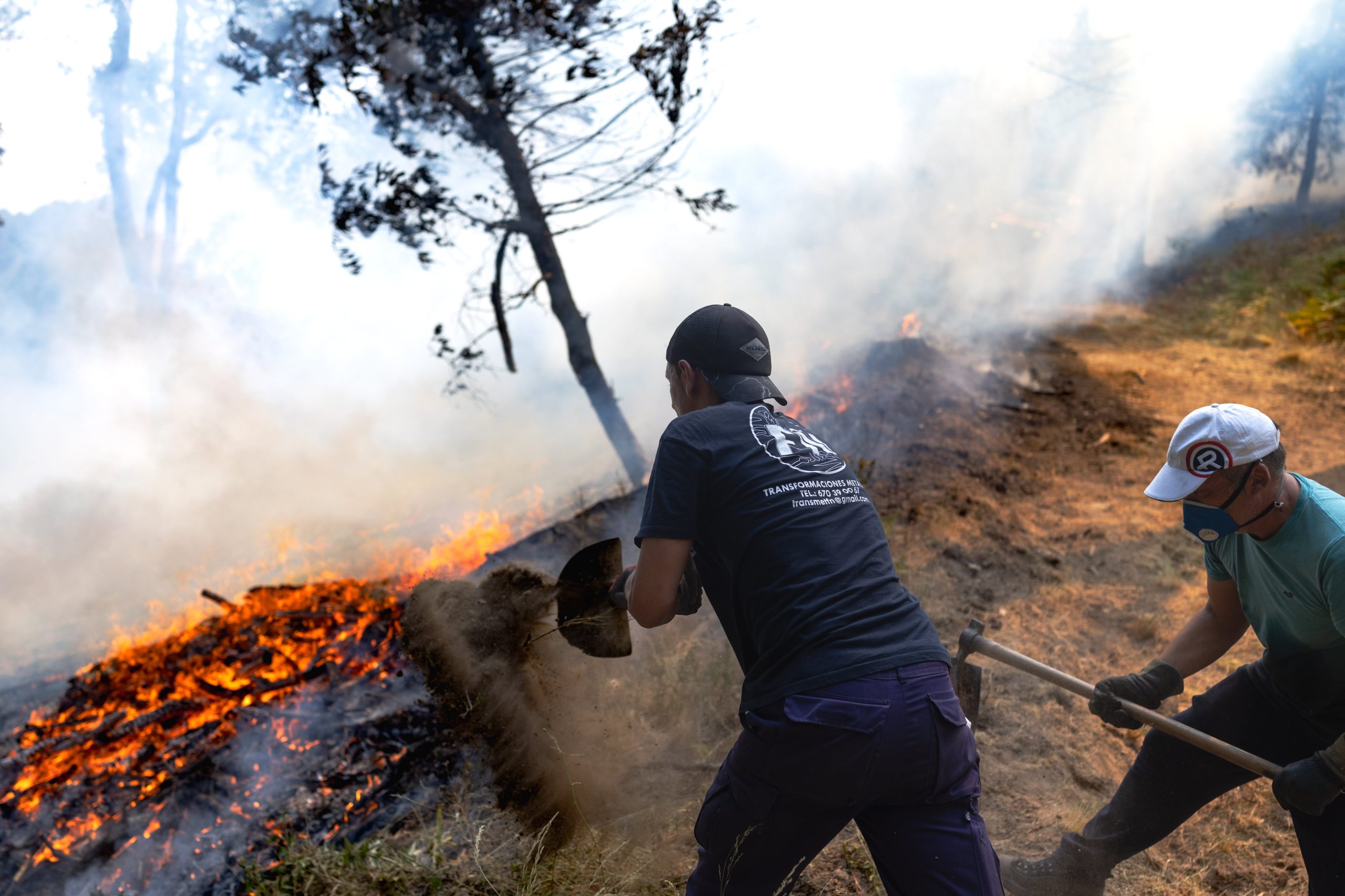 Voluntarios de Piedralaves (Ávila) trabajan contra las llamas en el monte, el martes.