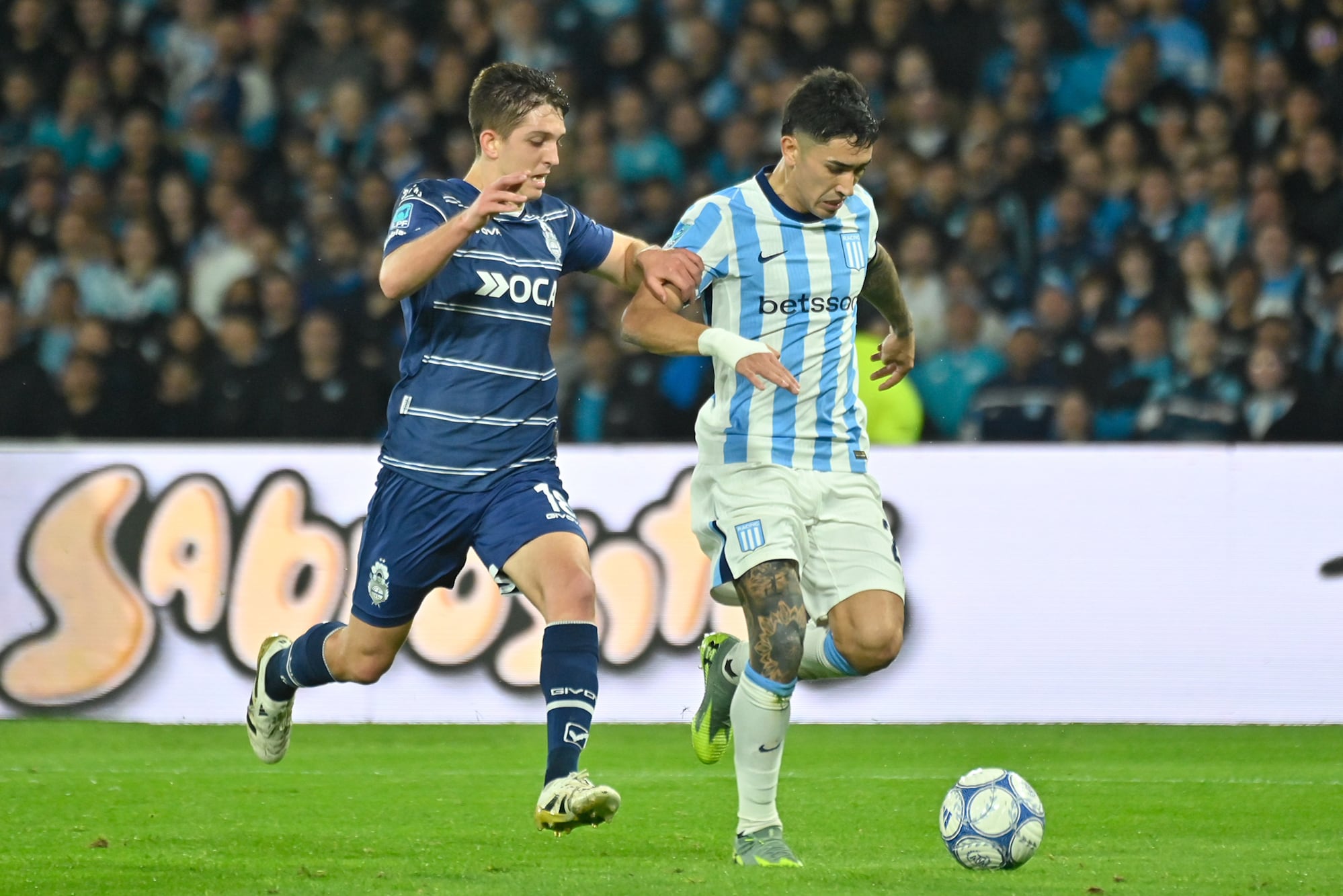 Mateo Seoane persigue a Santiago Solari en el Cilindro