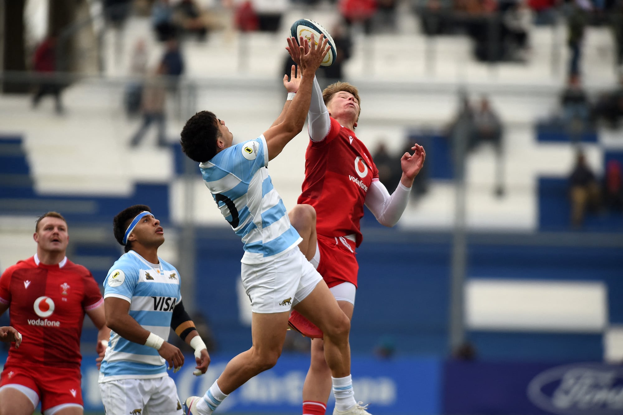 Tomas Albornoz y Ellis Mee disputan en lo alto la primera pelota del partido en San Juan, por el Nations Championship; Gales comenzó con mejor juego aéreo.