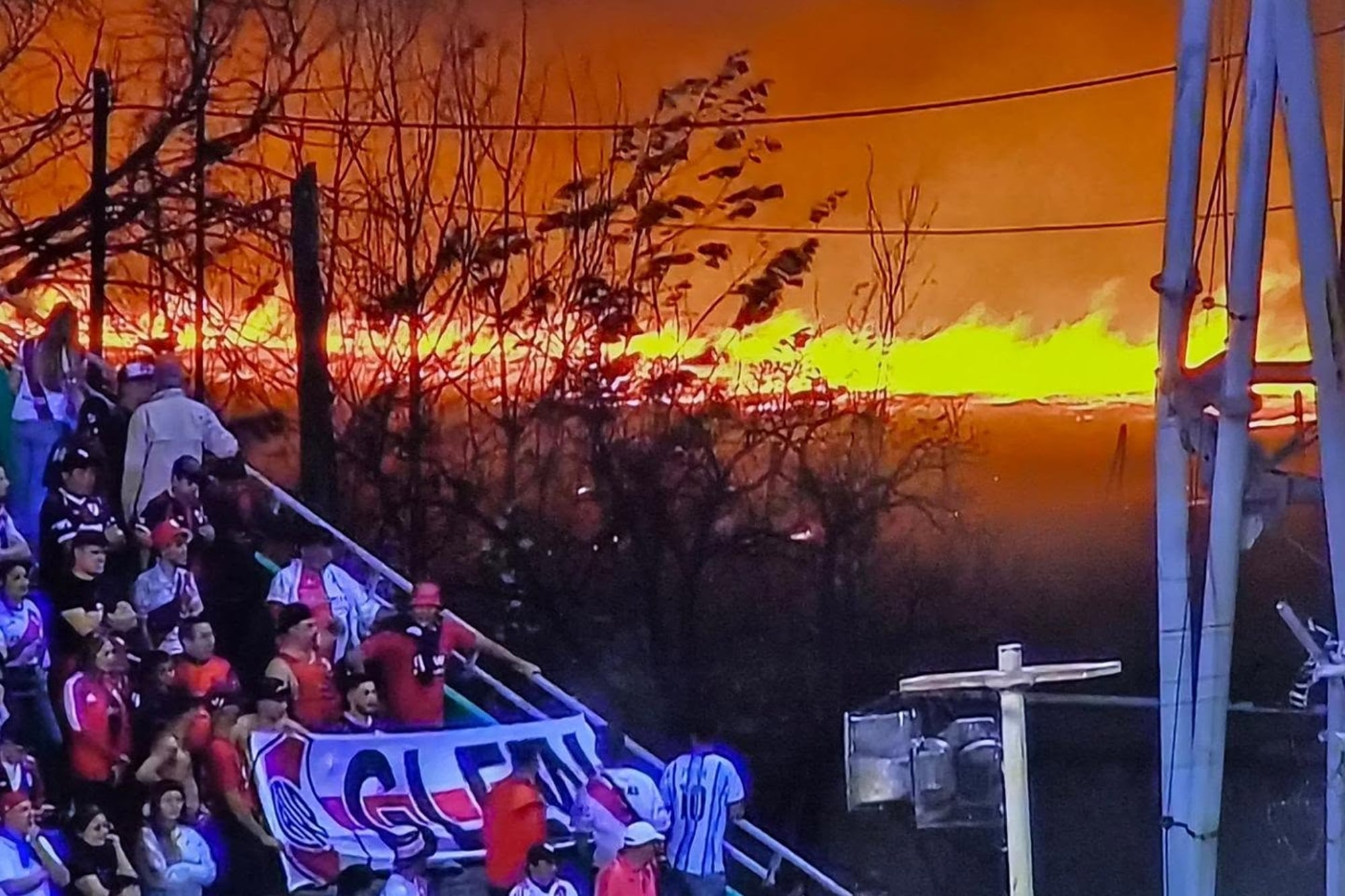El incendio afuera del estadio, mientras se jugaba el partido en Salta