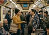 La psicología asegura que las personas que ceden el asiento en el transporte público no solo son respetuosas