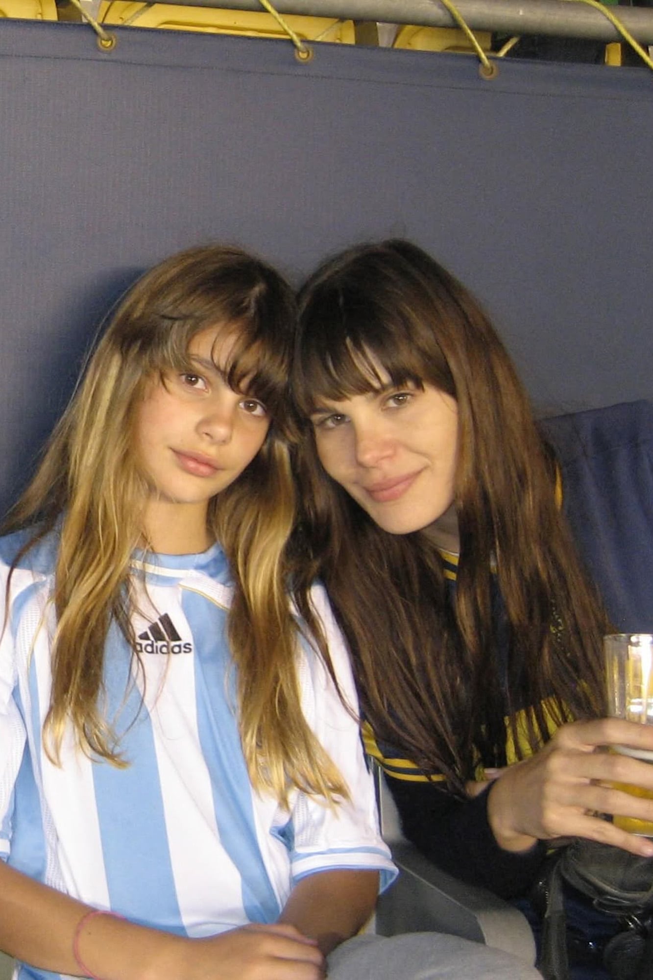 Camila, en una foto de su infancia junto con su mamá, Lucila Polak