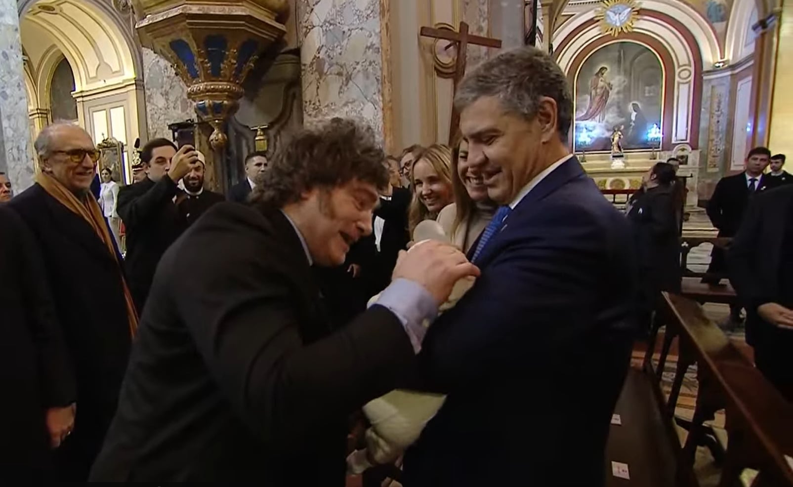 Javier Milei saluda a Jorge Macri, durante el Tedeum del 9 de Julio, en la Catedral Metropolitana