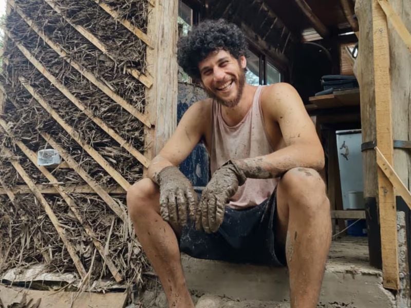 Momo, el hijo de Julián Weich, vive con su pareja en una casa en Córdoba que construyeron con sus propias manos