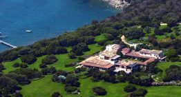 Villa Certosa: cómo eran las escandalosas fiestas “bunga bunga” de Silvio Berlusconi en la, recién vendida, mansión de Cerdeña