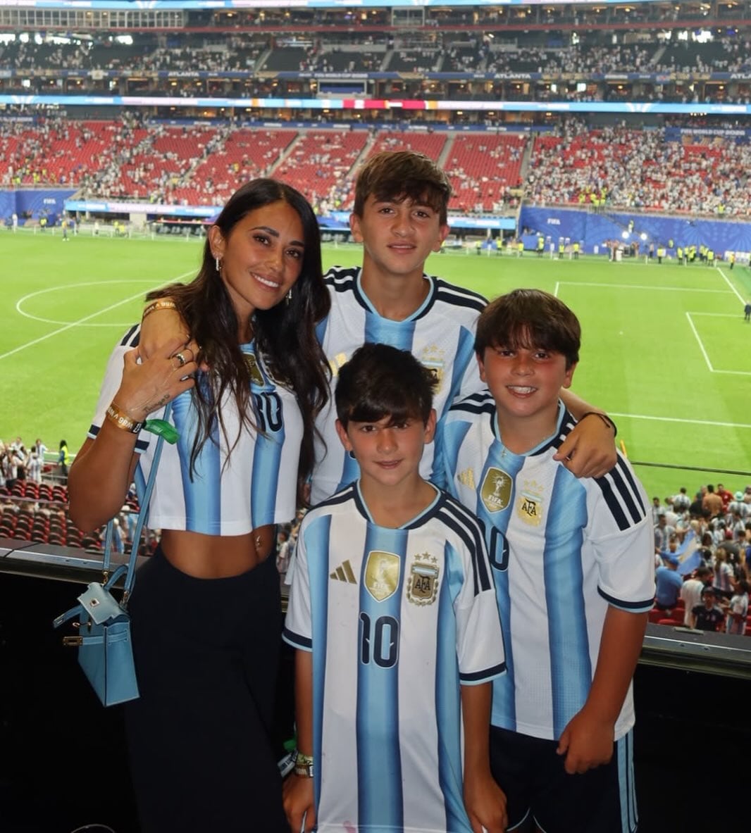 Antonela Rocuzzo junto a sus hijos Foto: @antonelarocuzzo