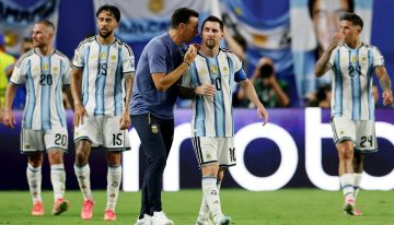 La broma de Lionel Messi cuando los jugadores de Cabo Verde lo esperaron para sacarse fotos tras el partido