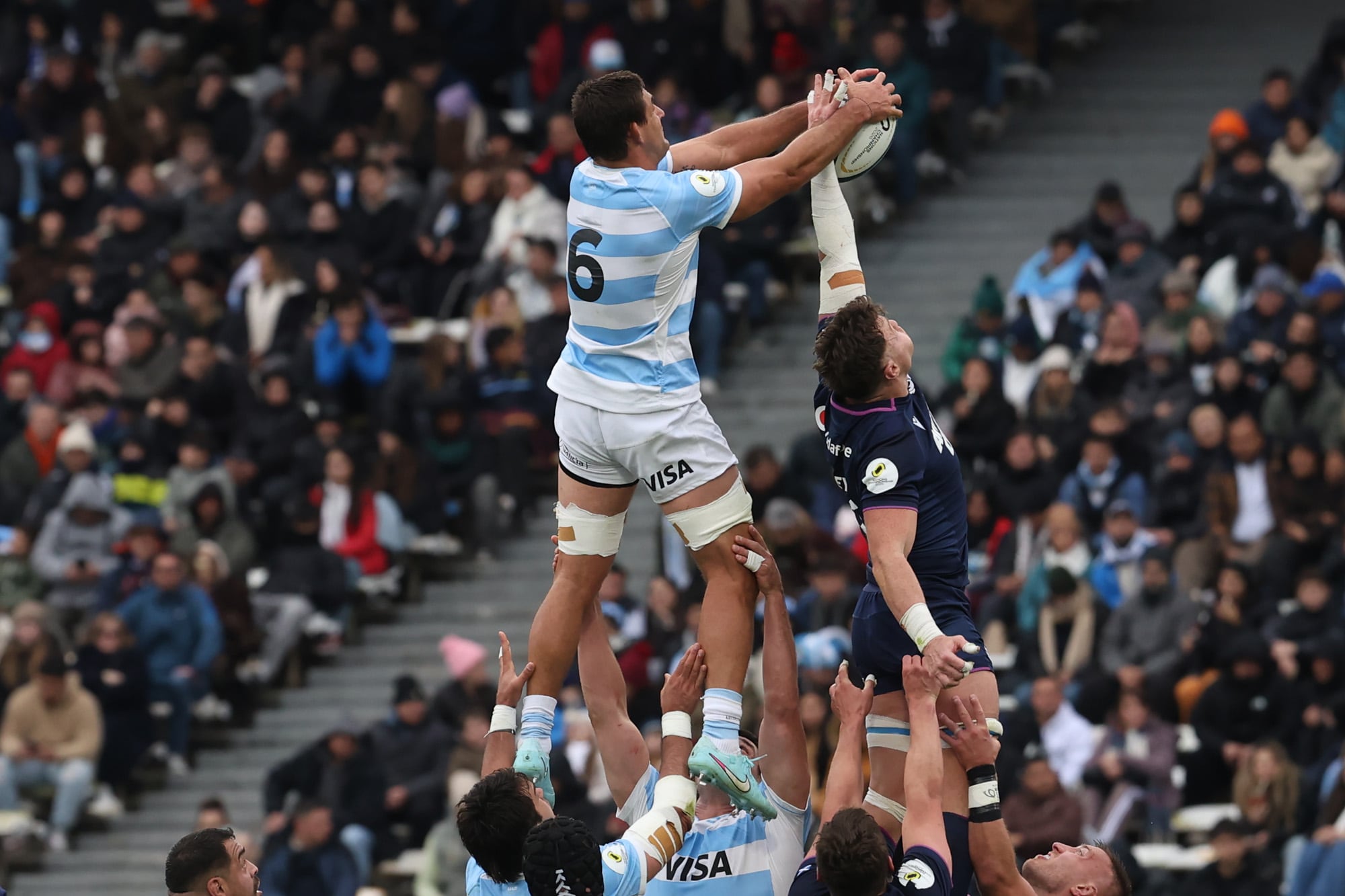 El juego en las alturas tuvo fallas por parte de la selección argentina en el choque con Escocia; fue uno de los puntos más deficitarios y exige una urgente corrección.