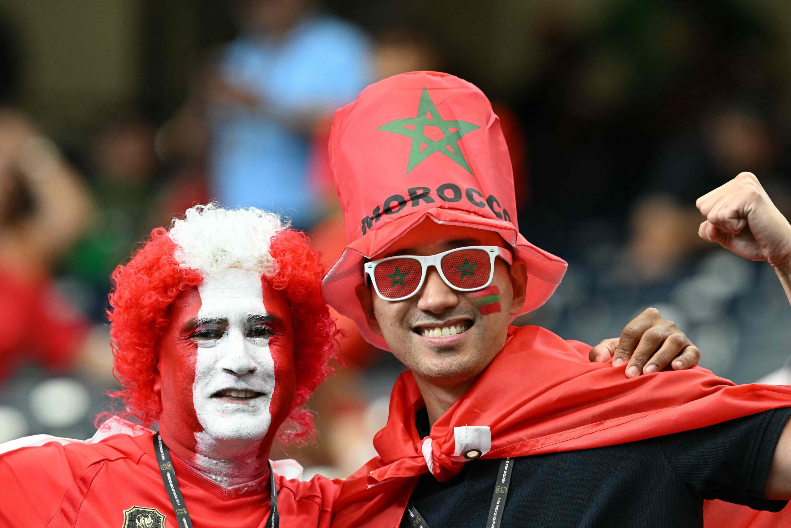 Los hinchas de Canadá y Marruecos juntos a la espera del partido por los octavos de final.