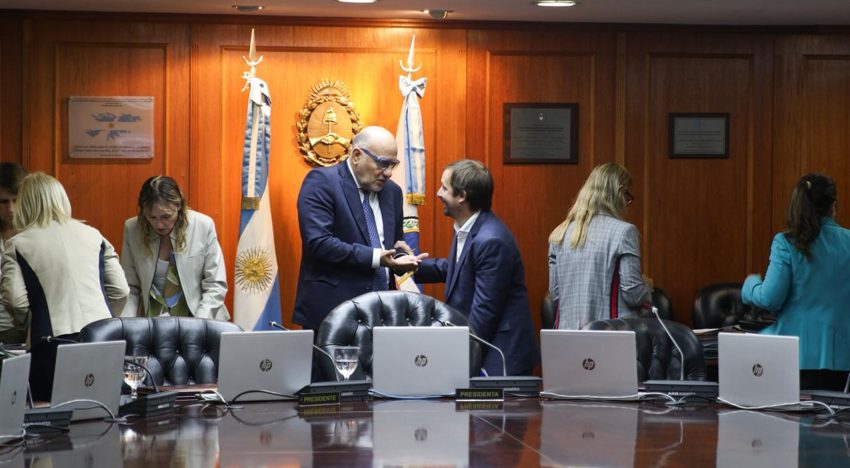 El Gobierno quiere limitar el mandato del jefe de los fiscales y ocupar otras 300 vacantes de jueces