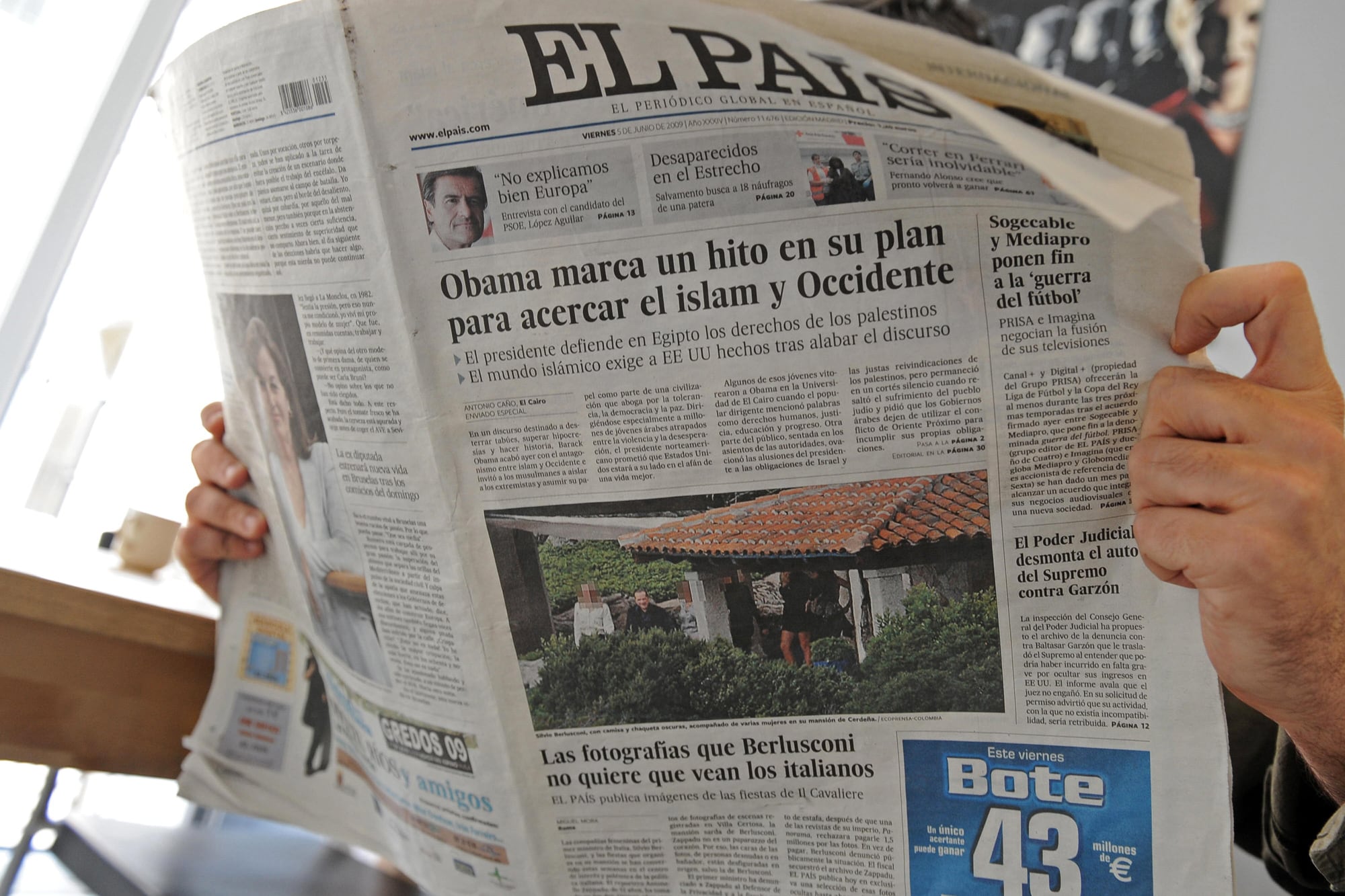 Un hombre lee el periódico español El País el 5 de junio de 2009 en Madrid en el que se han publicado fotografías privadas del Primer Ministro italiano Silvio Berlusconi. EL País de España publicó fotografías tomadas por el fotógrafo Antonello Zappadu en la Villa Certosa de Berluconi en Cerdeña en mayo de 2008 que muestran a Silvio Berlusconi acompañado de mujeres cuyos rostros están borrosos.