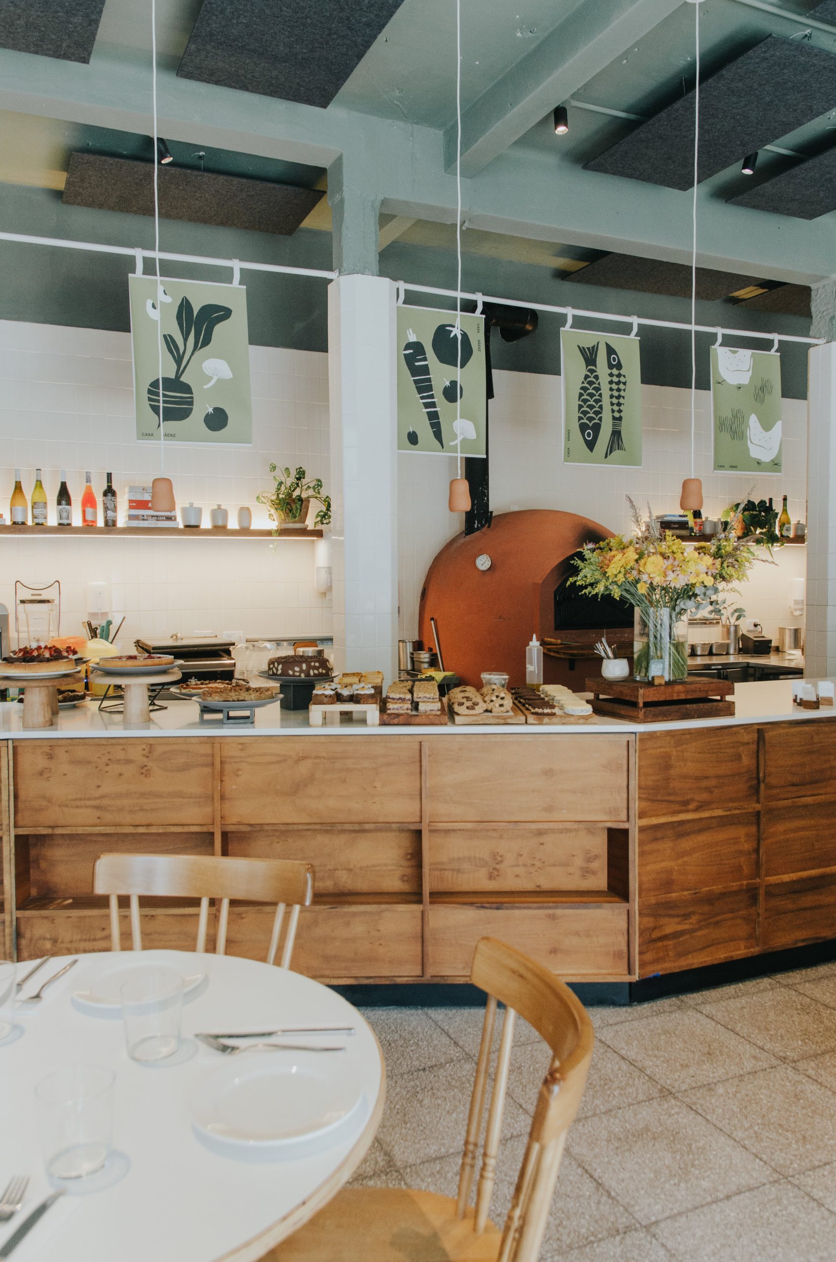 El horno de barro y las guarniciones y pastelería a la vista, clásicos de Casa Sáenz