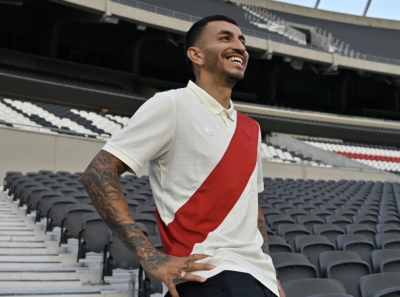 Angel Correa, en el Monumental y con la camiseta de River