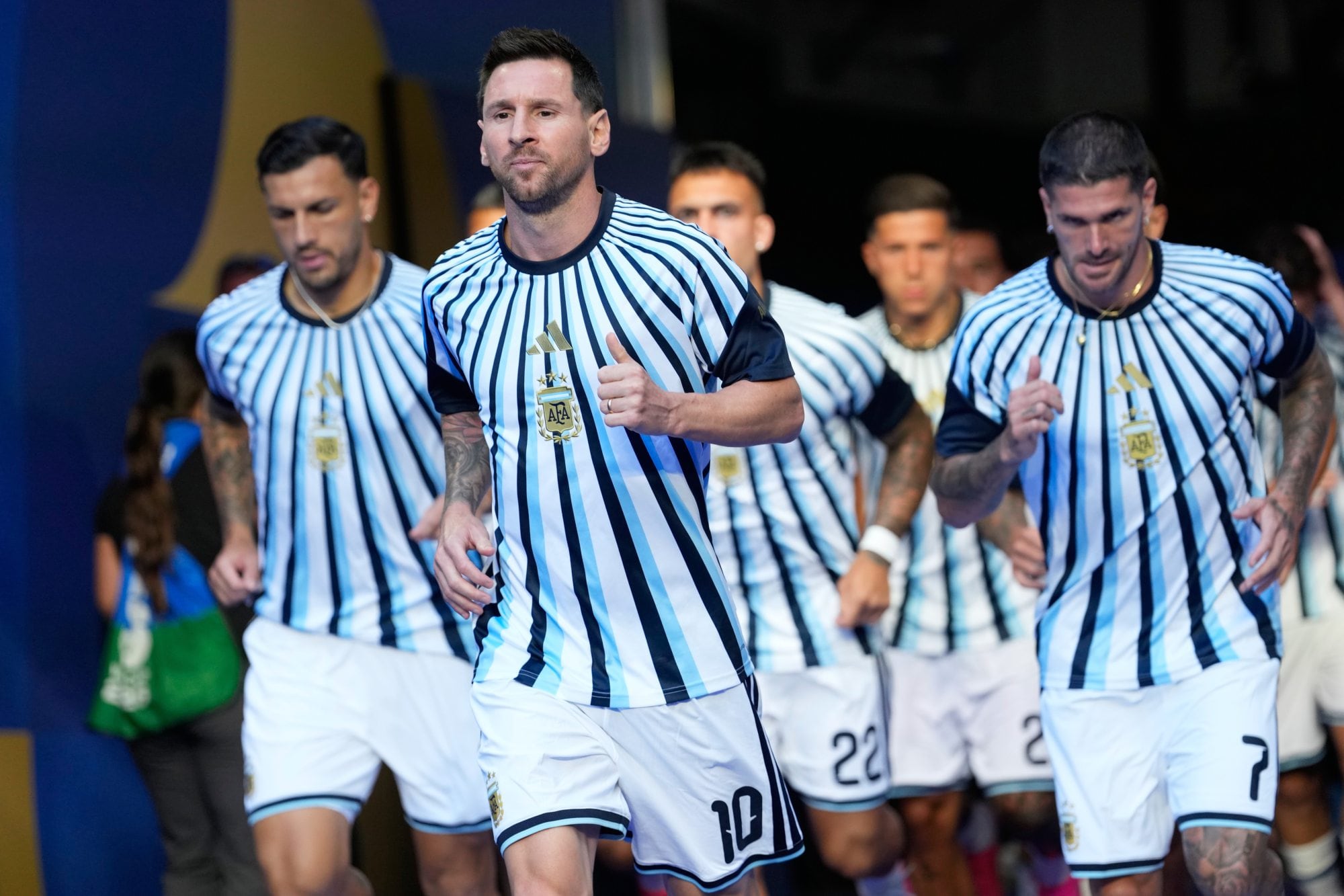 Messi encabeza el plantel argentino que sale a la entrada en calor