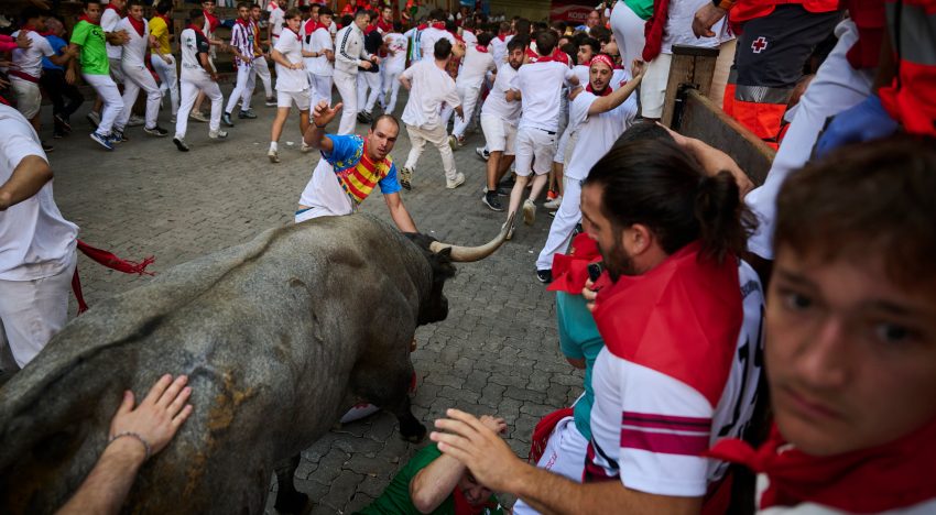 Sexto encierro de San Fermín 2026, en directo | La ganadería de La Palmosilla protagoniza una rápida carrera