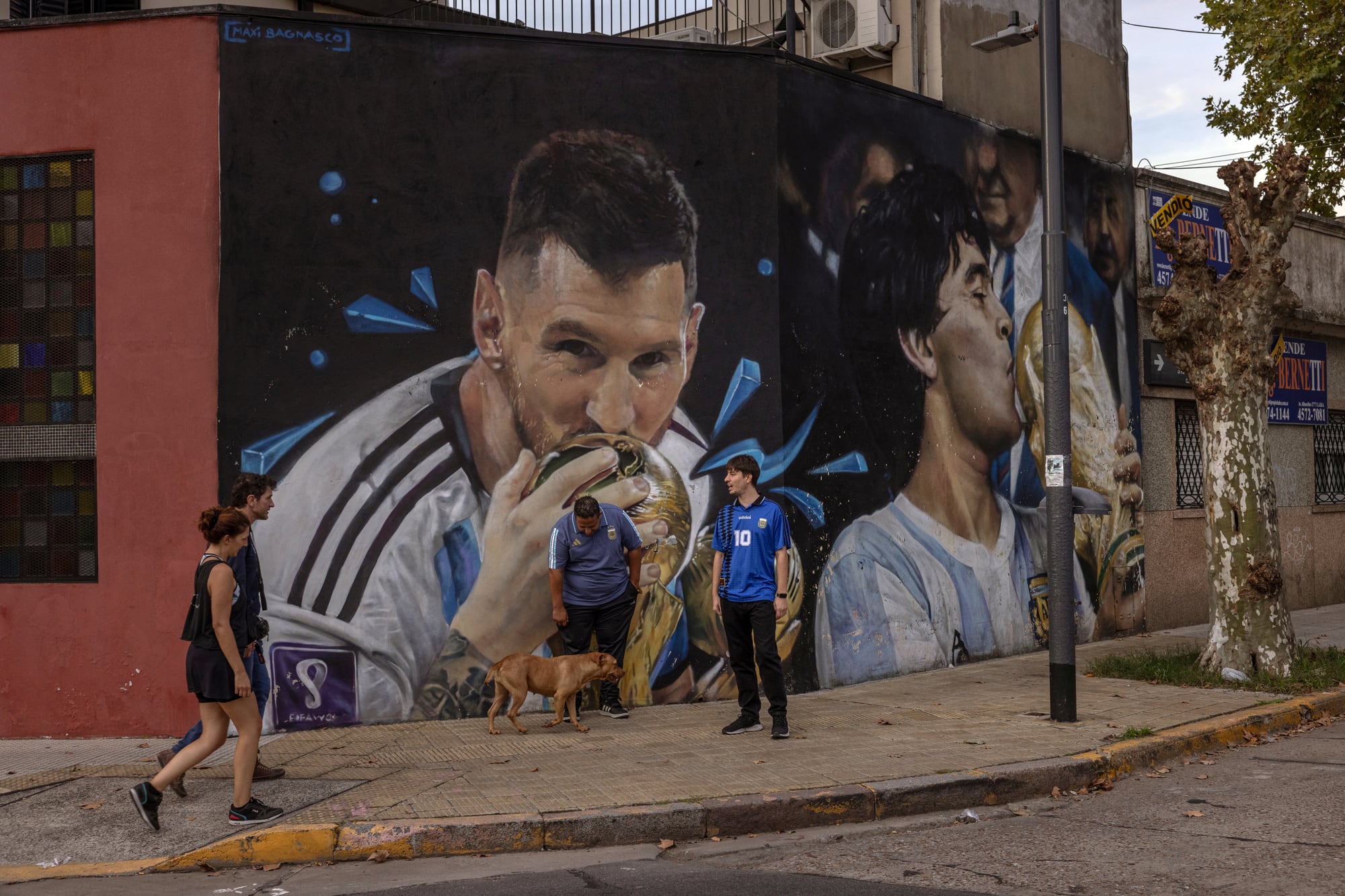 Murales de Messi y Maradona, los dos mejores 10 de la historia del fútbol