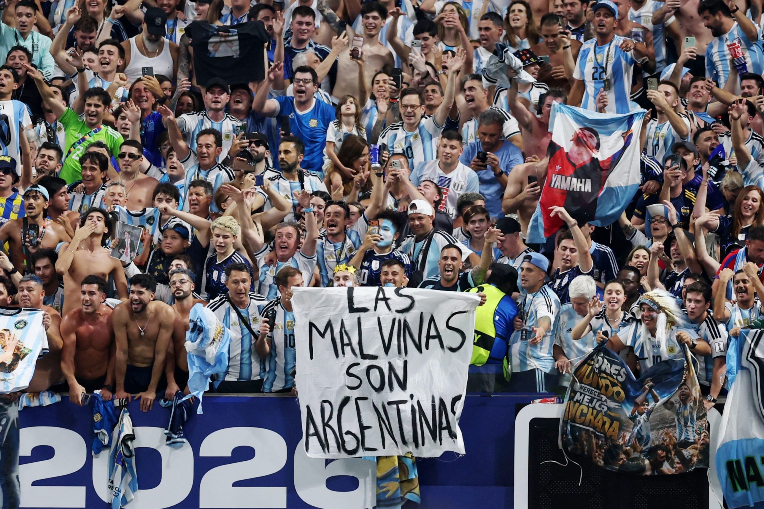 La bandera fue confeccionada por hinchas argentinos utilizando una sábana de un hotel de Atlanta