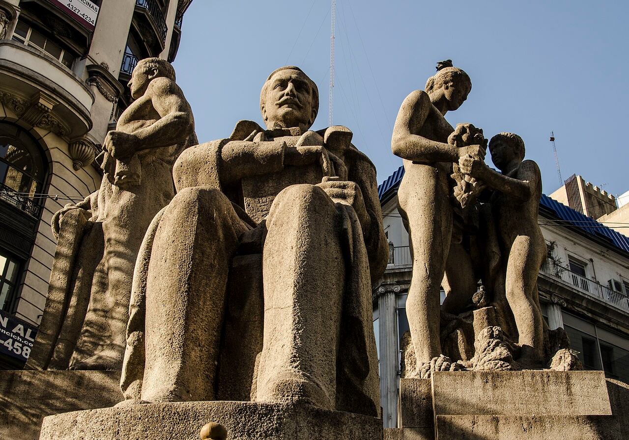 Monumento de Roque Sáenz Peña en Buenos Aires. Obra de José Fioravanti.