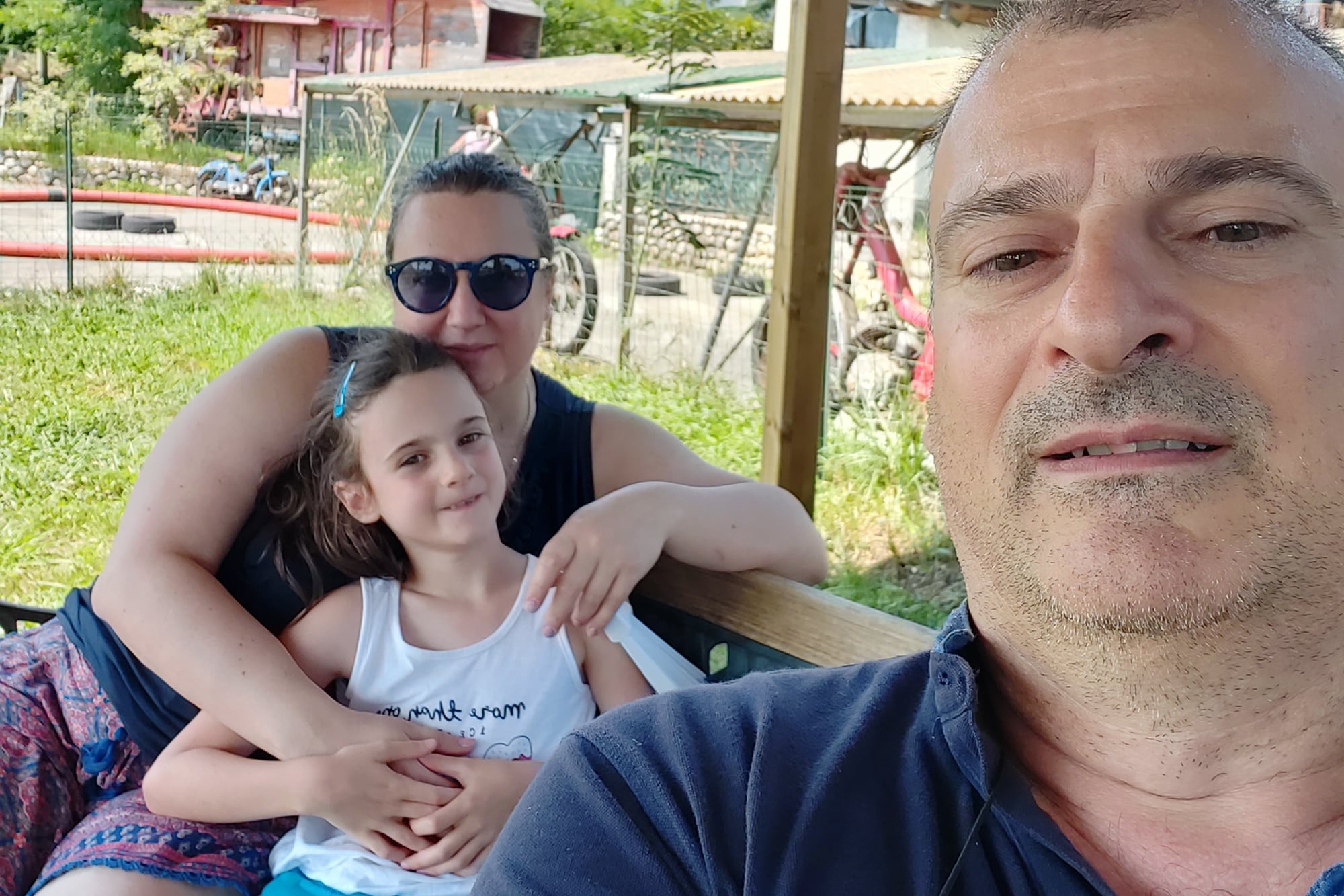 Gustavo, junto a su mujer y su hija.