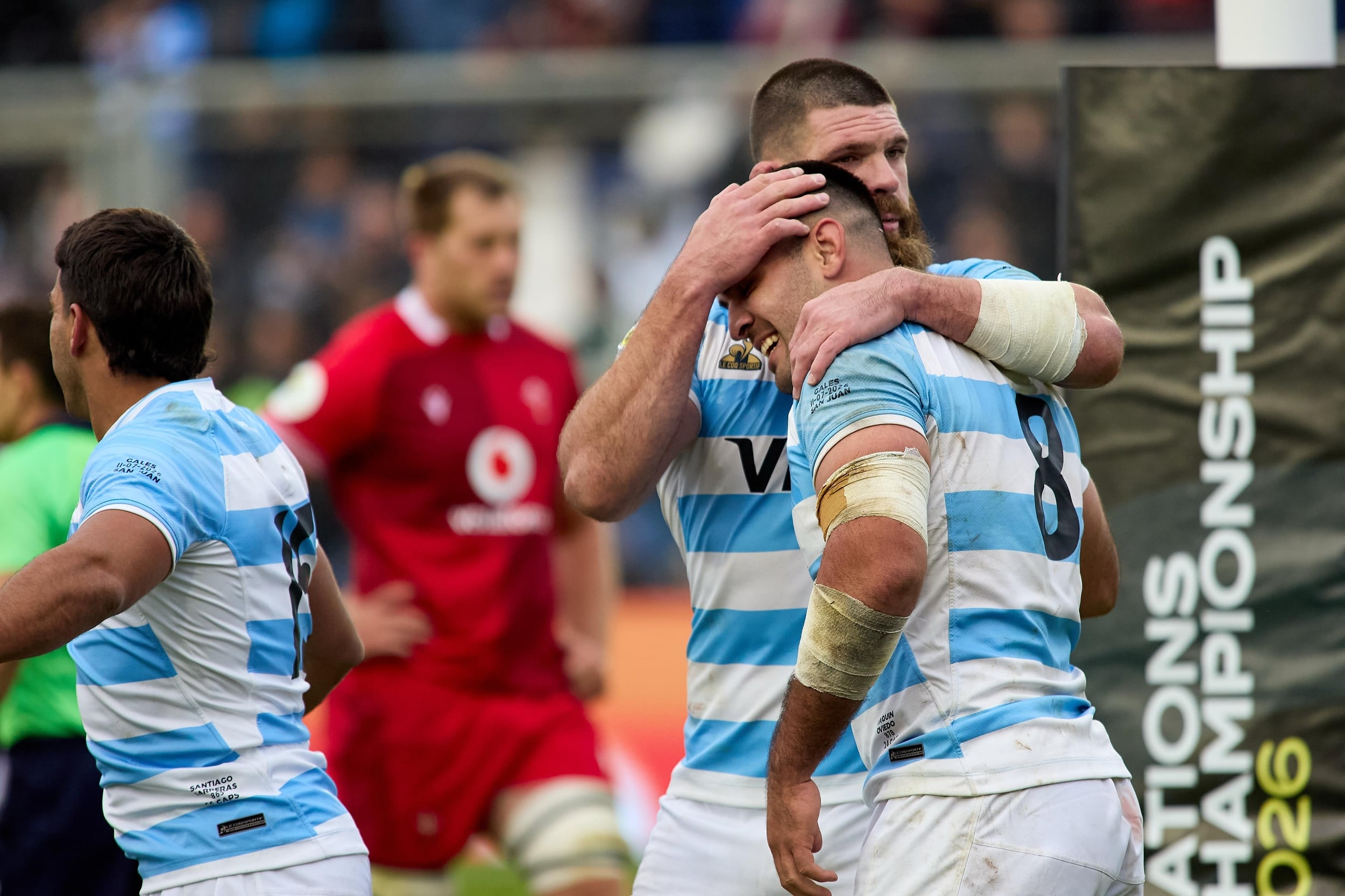 Joaquín Oviedo es felicitado por su segundo try en la tarde, gracias al cual los Pumas vencen ampliamente a Gales en San Juan por el Nations Championship.