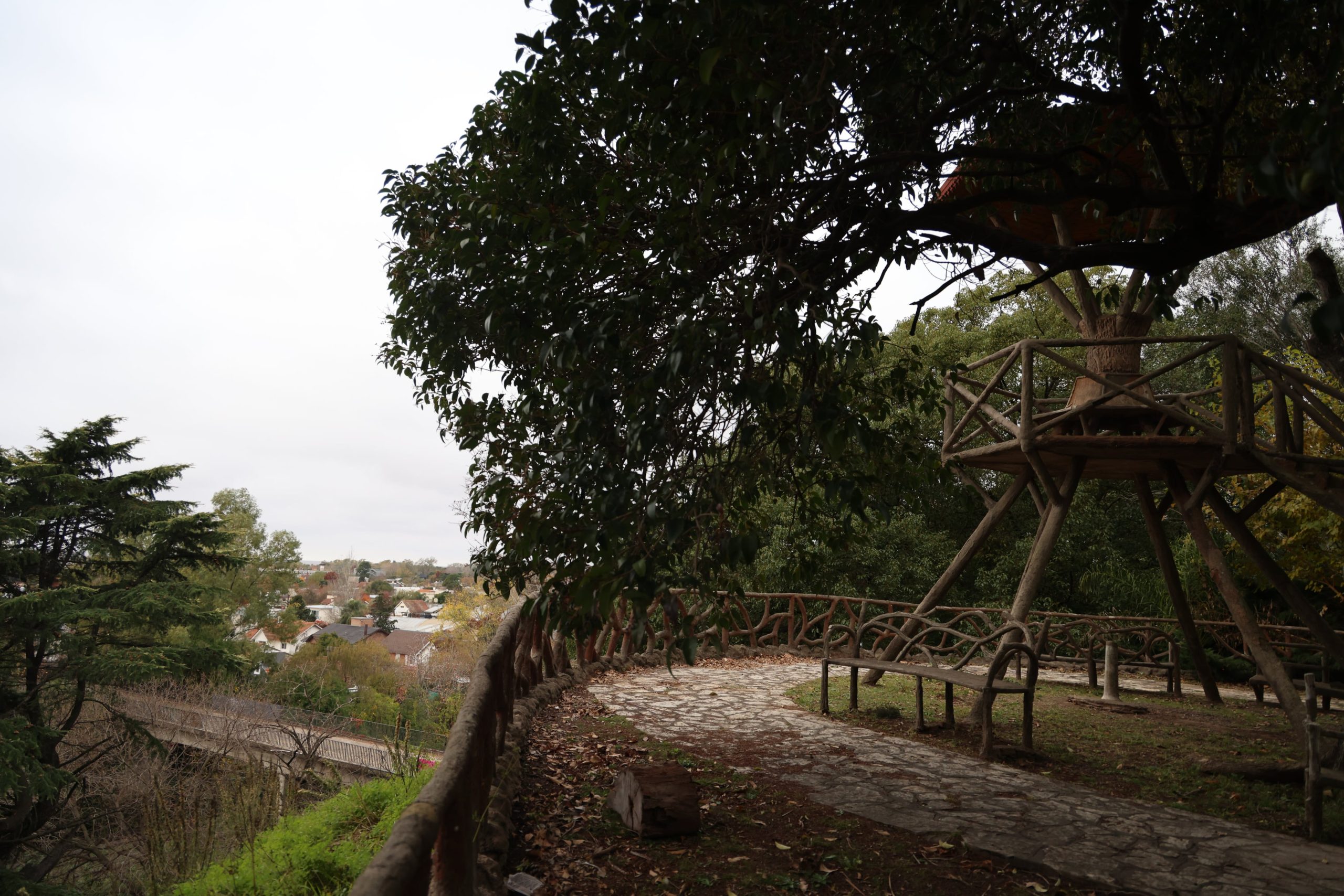 El mirador que da hacia el río es uno de los atractivos para quienes se atreven a desafiar la extensa caminata
