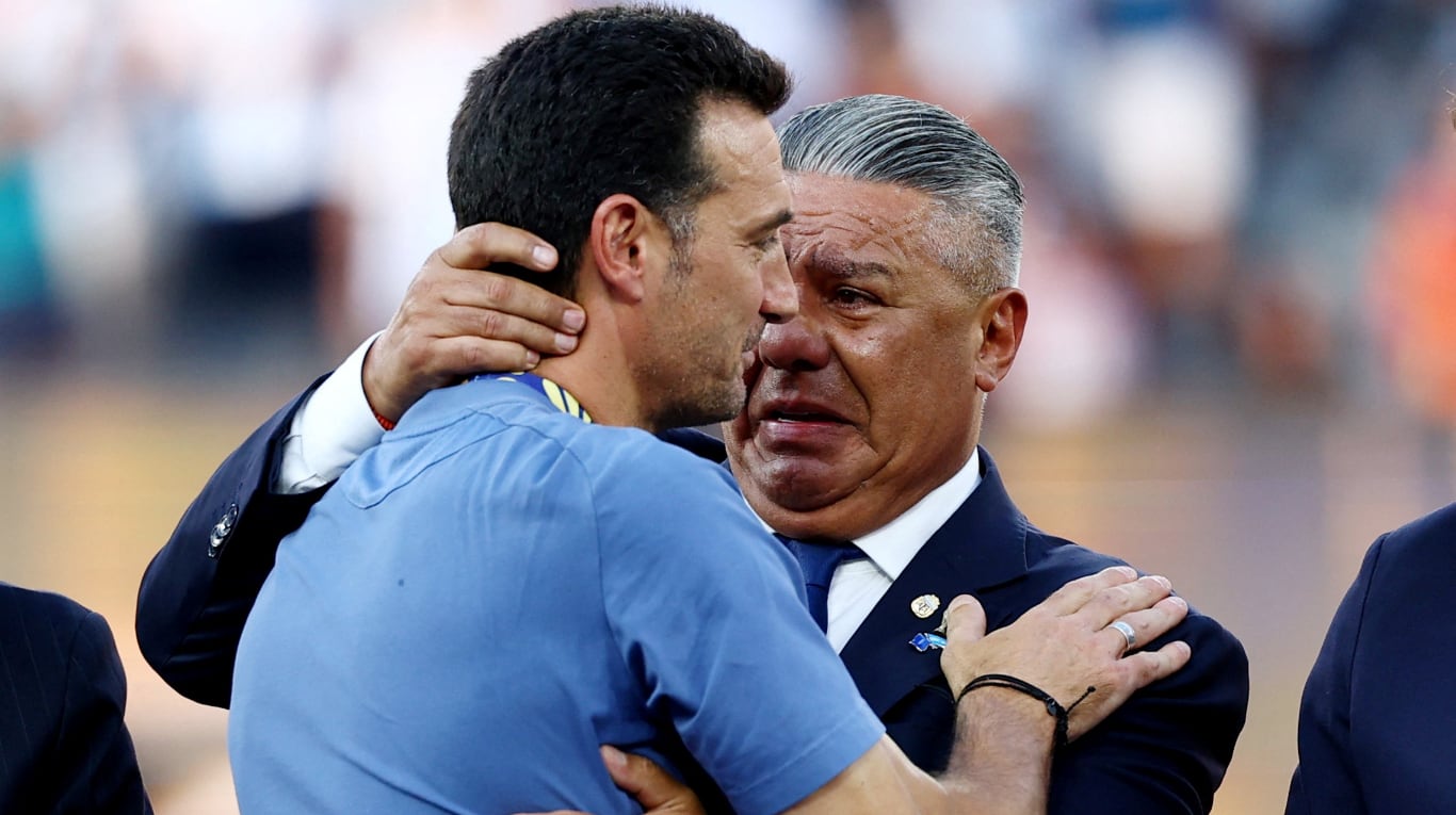El presidente de la AFA, Claudio Tapia, junto al entrenador Lionel Scaloni. (Foto: Reuters).