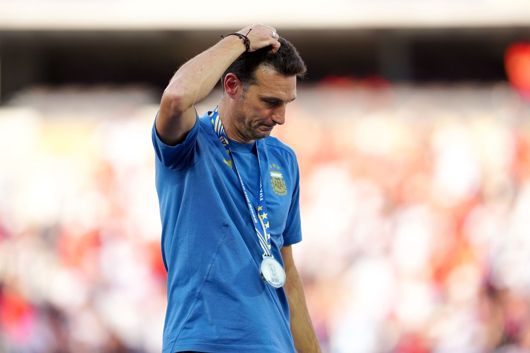 Scaloni, tras recibir la medalla por el subcampeonato, golpeado, como el resto del plantel