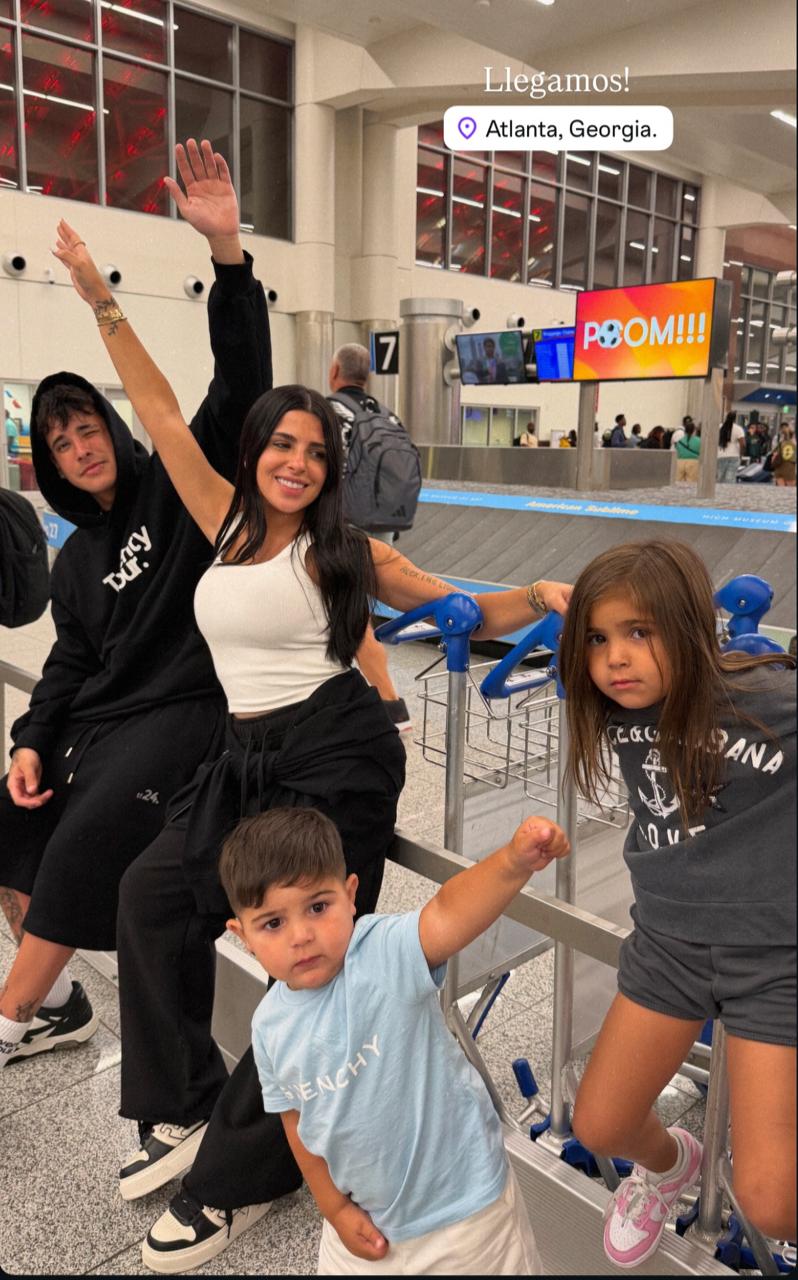Valu cervantes con su familia vestida de Tweanty Four Foto: @valucervantes