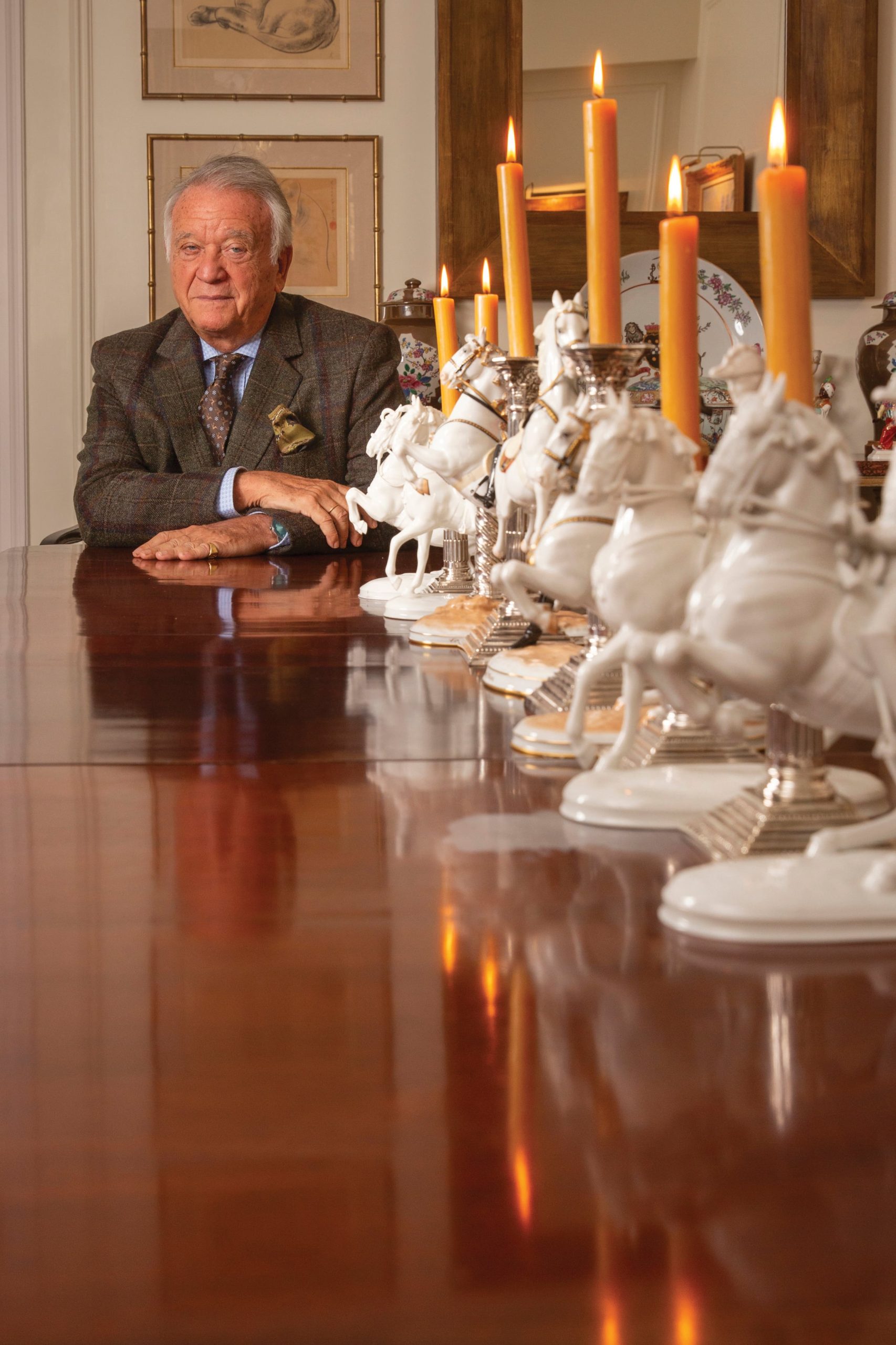 En su comedor, donde le gusta recibir invitados y agasajarlos, junto a una colección de candelabros con figuras de caballos
