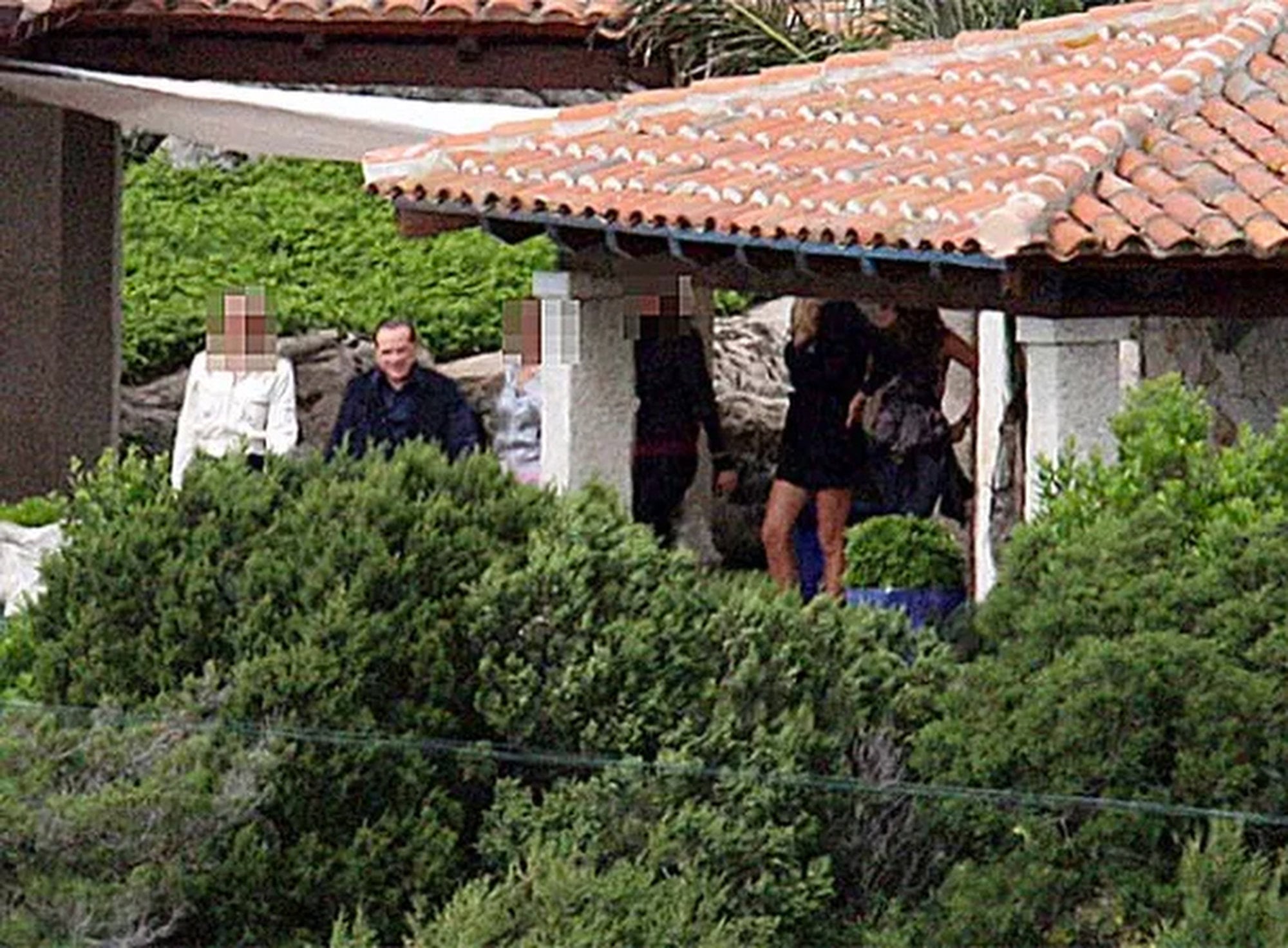 Imágenes de la mansión Villa Certosa de Berlusconi en el diario El País, de España
