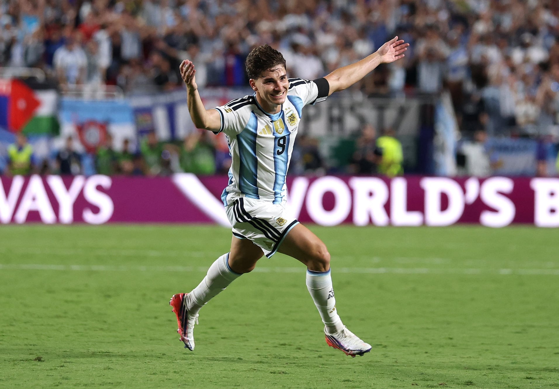 Durante el Mundial, Julián Álvarez debió también lidiar con dichos públicos respecto a cuál será su club en la próxima temporada