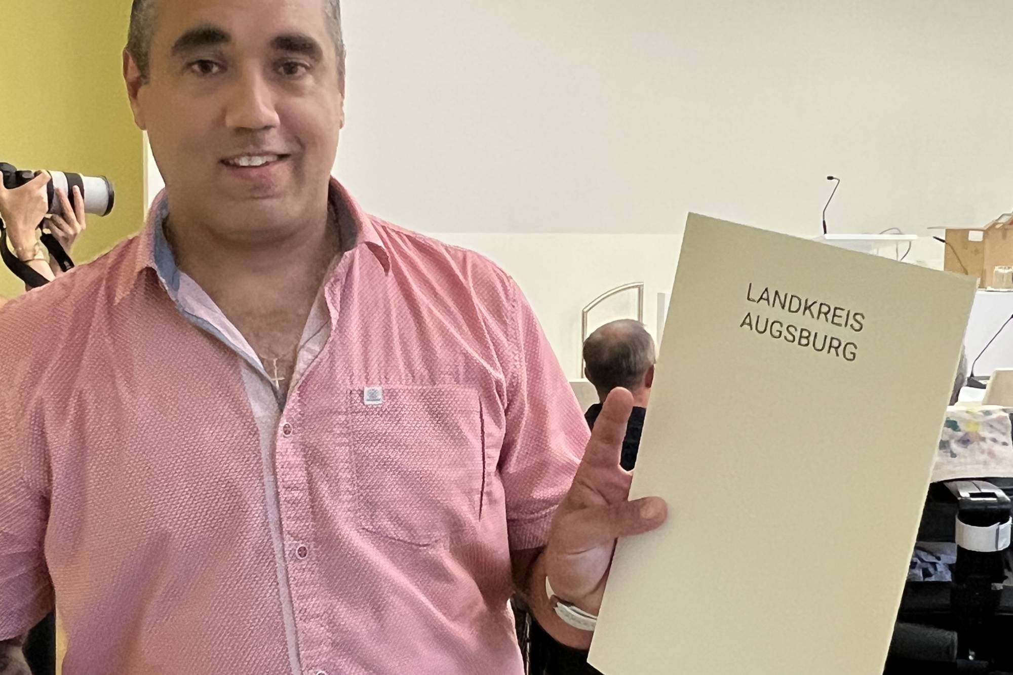 Leonardo recibió una invitación de la ciudad de Augsburgo, habían reconocido a cincuenta personas con historias inspiradoras y lo habían seleccionado: “Así que me entregaron un diploma y una medalla al contar mi historia en el ayuntamiento de la ciudad”