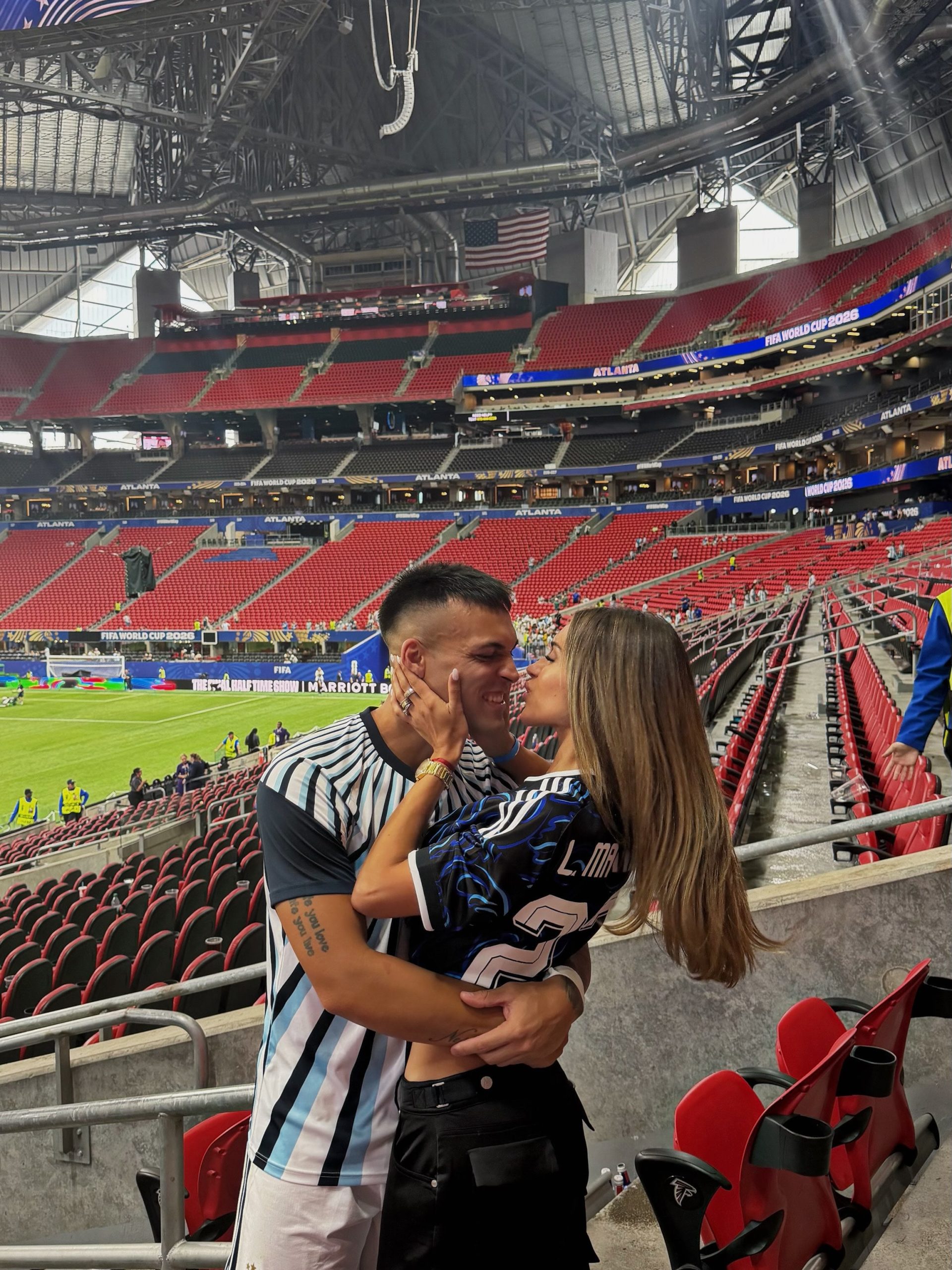Agustina Gandolfo y Lautaro Martinez en el estadio de Atlanta Foto: @agus.gandolfo