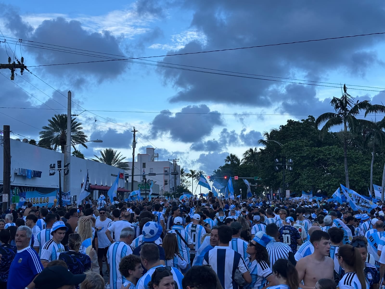 Una de las convocatorias de este jueves se realizó en la calle 73 y Collins, en North Miami, en la esquina de un tradicional restaurant argentino que sirve de punto de reunión para los hinchas de la selección