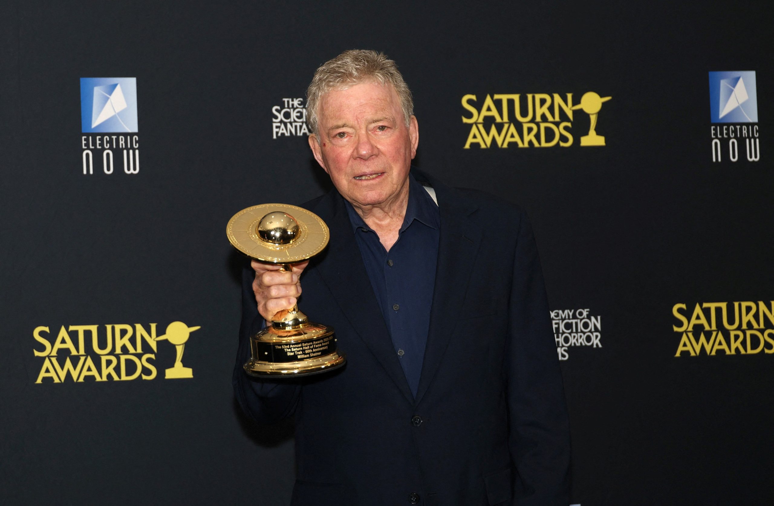 William Shatner posa con uno de los premios de los Saturn Awards en marzo de 2026. (Foto: REUTERS/Aude Guerrucci)