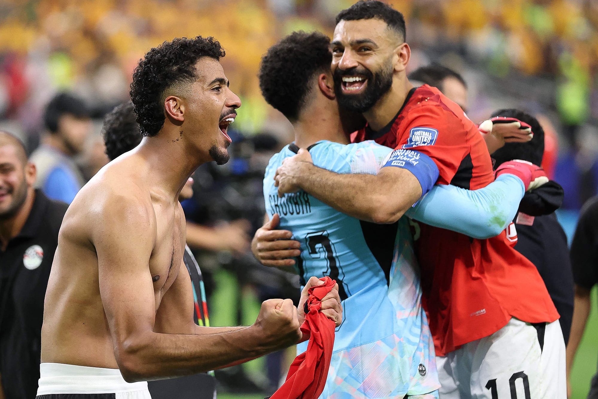 El plantel de Egipto festeja el pase a octavos de final del Mundial