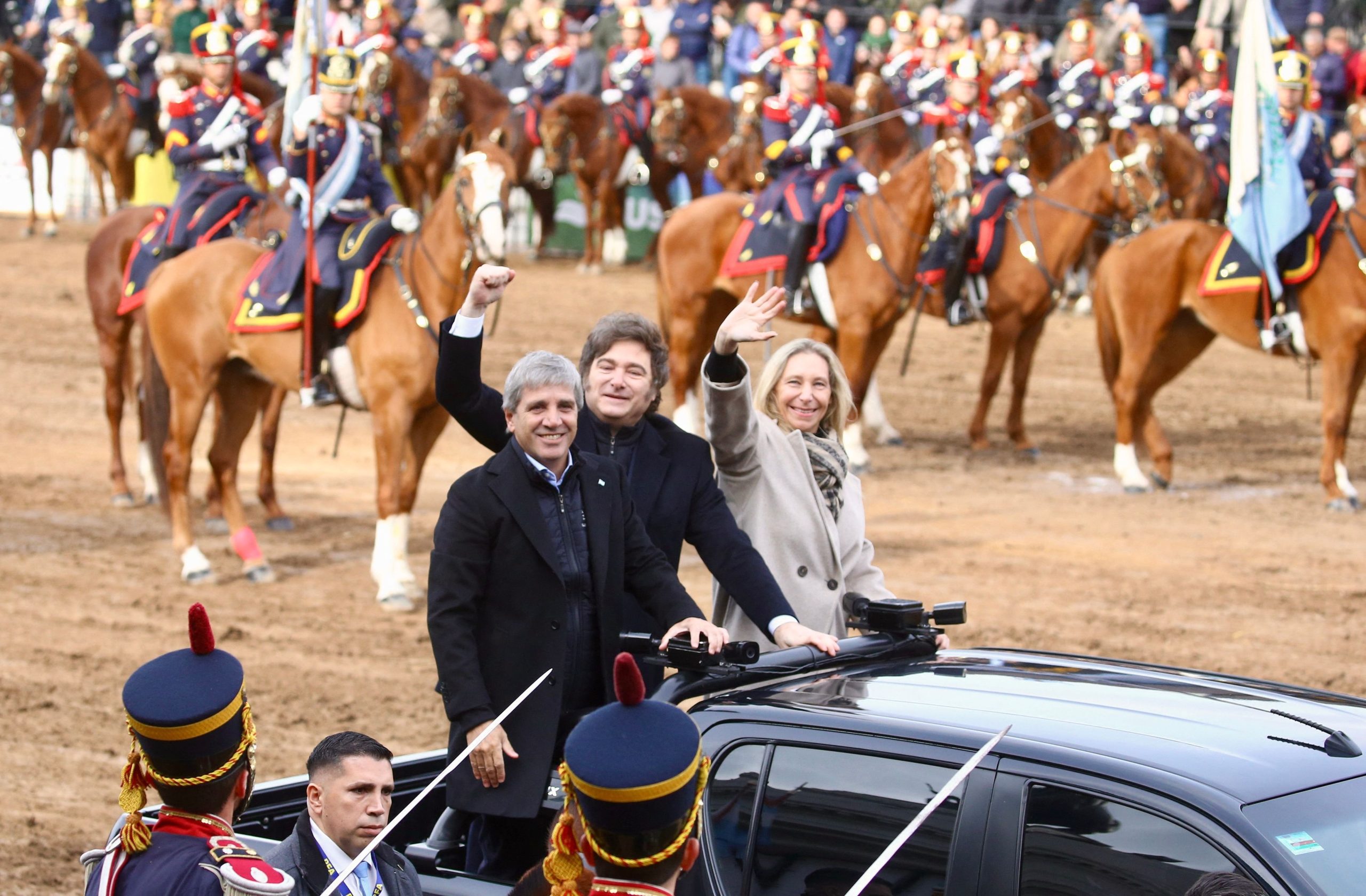 El año pasado Javier Milei ingresó al acto inaugural de la Exposición Rural acompañado por la secretaria general de la Presidencia, Karina Milei, y el ministro de Economía, Luis Caputo