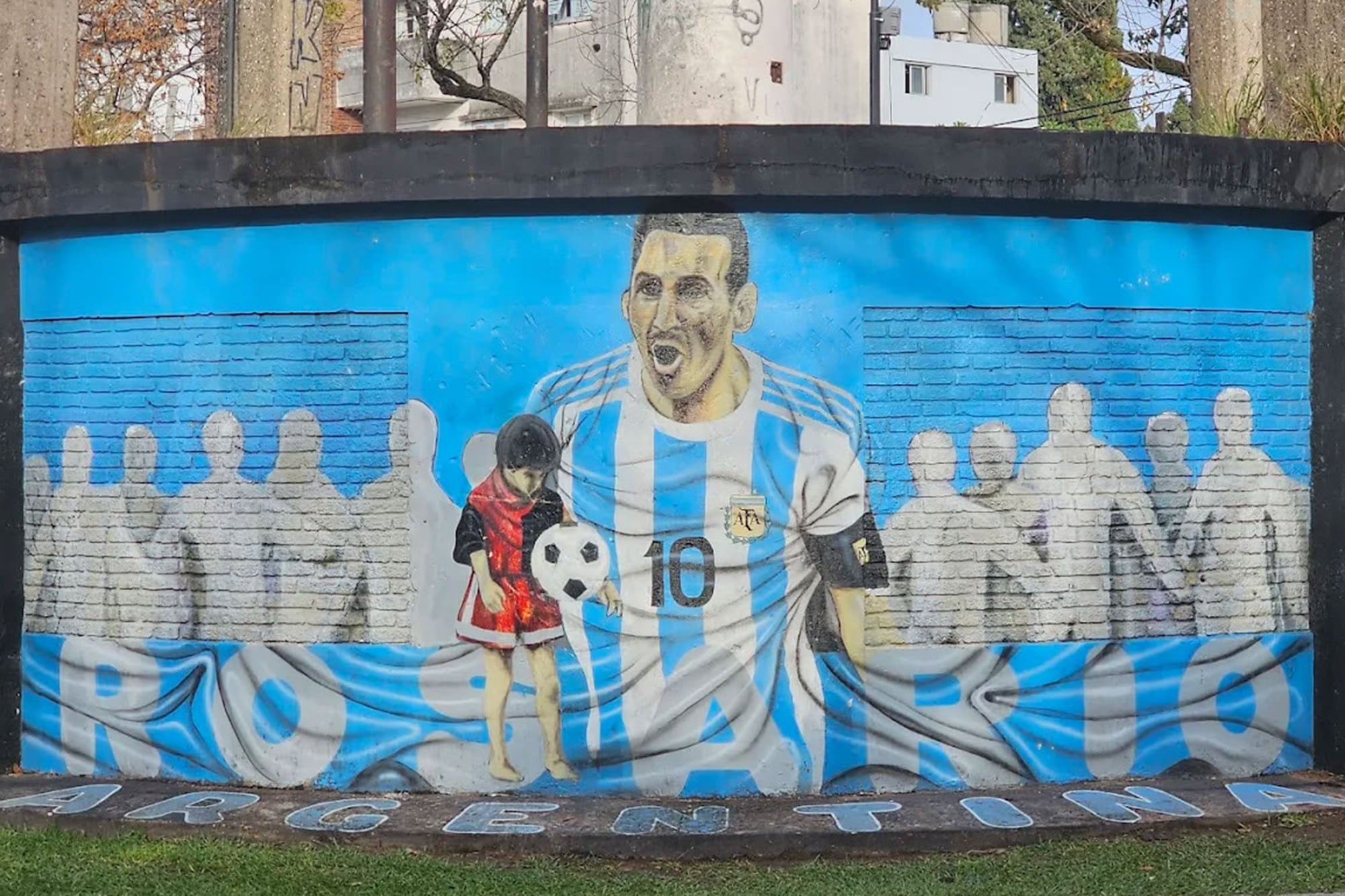 Un Lionel Messi siendo capitán de la Selección Argentina detrás de un pequeño Lio vestido con los colores de Newell's 