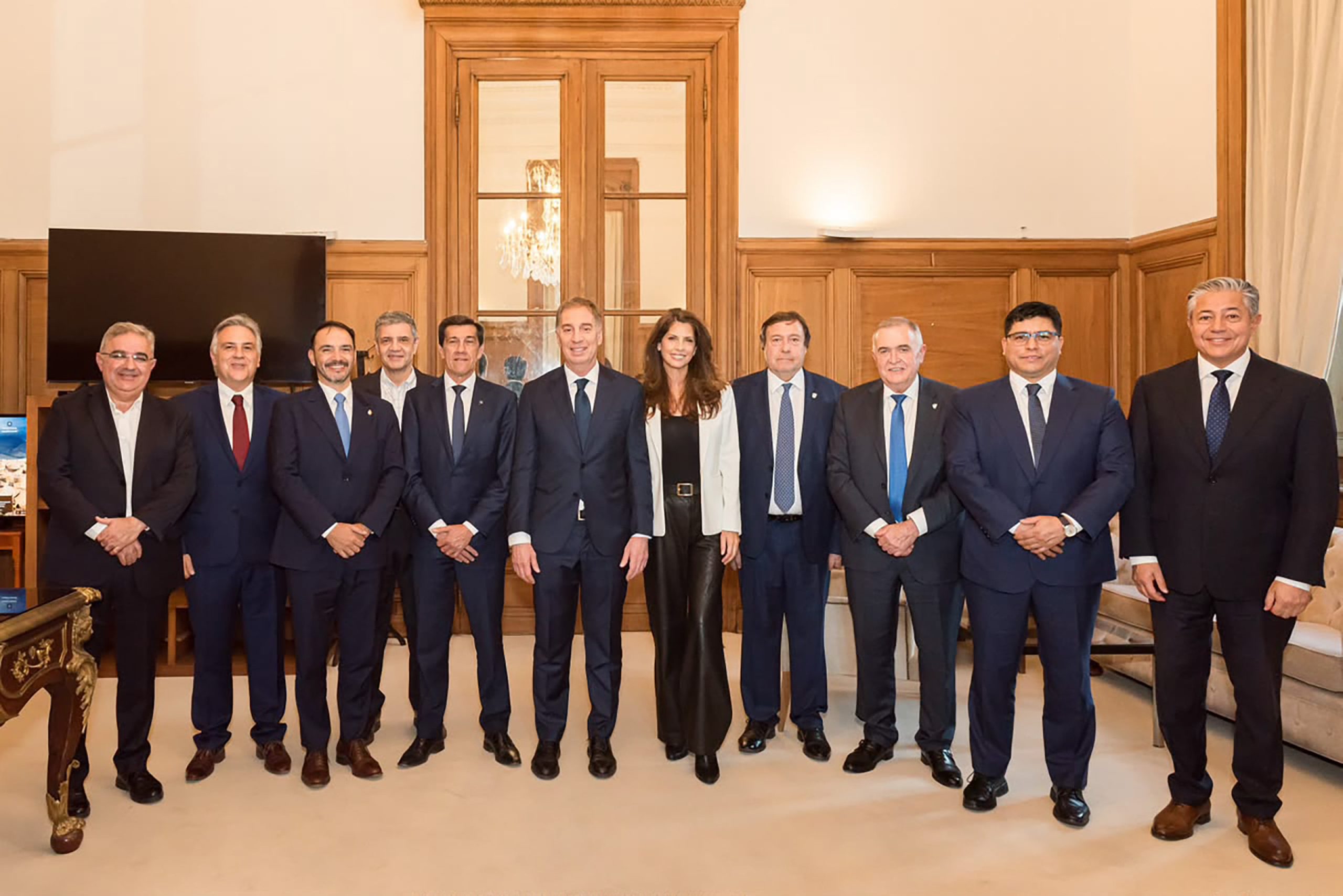 Diego Santilli luego de la jura como nuevo Jefe de Gabinete junto a su esposa y Gobernadores