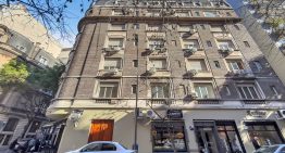 Cómo es el dúplex de Recoleta arriba del departamento de Cristina Kirchner que está en venta