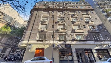 Cómo es el dúplex de Recoleta arriba del departamento de Cristina Kirchner que está en venta