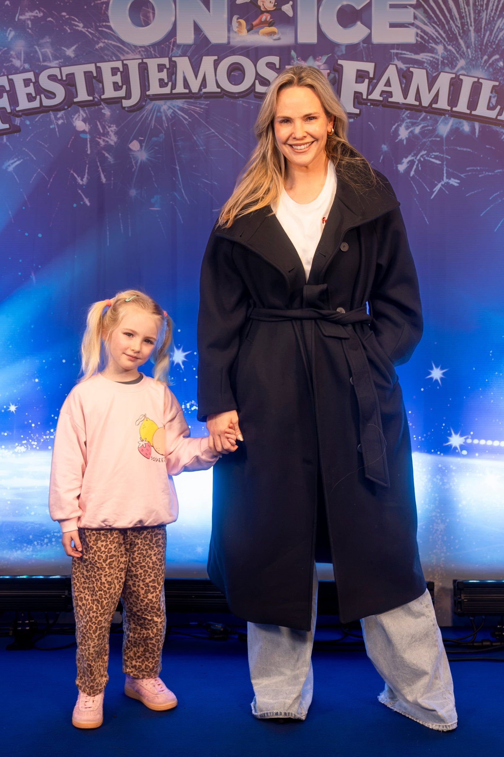 Muni Seligmann posa sonriente junto a su hija Carmela 