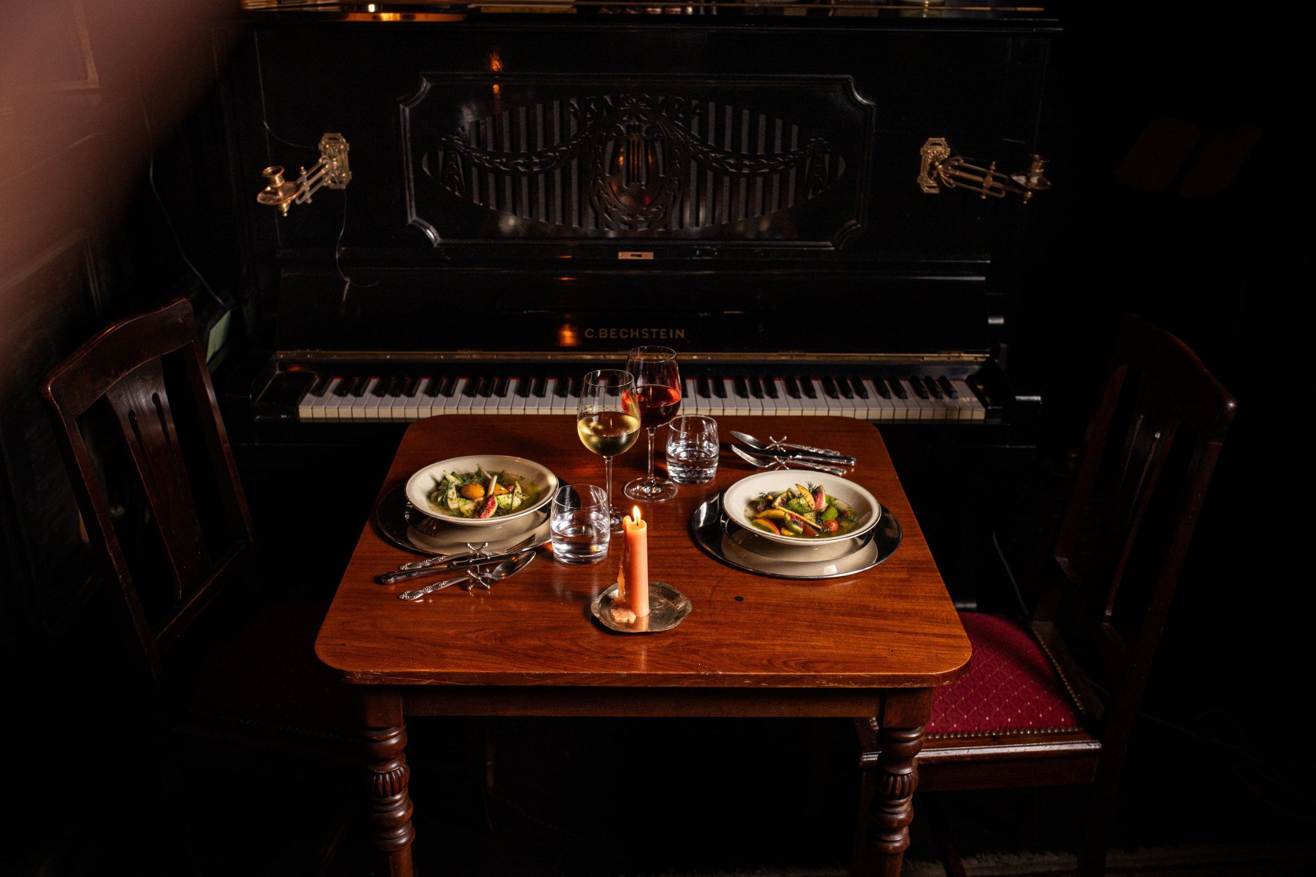 El piano vertical del primer piso cobra protagonismo una vez por semana, cuando organizan un show de jazz.