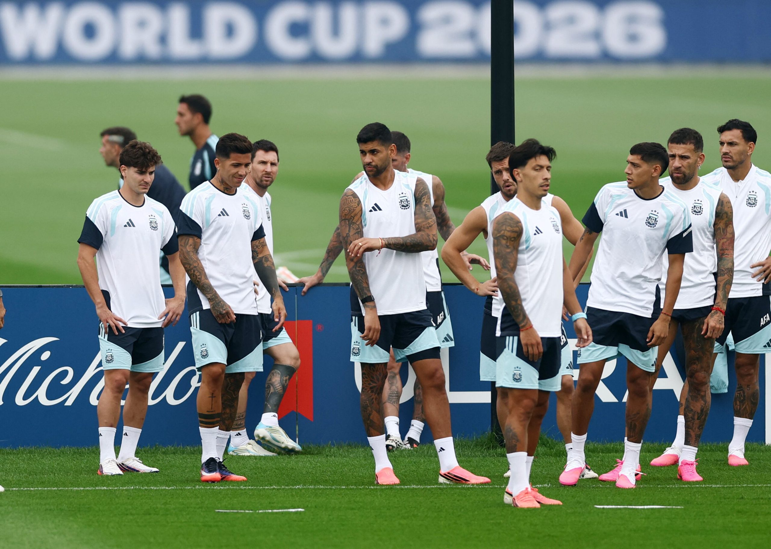 Argentina sí pudo comenzar su entrenamiento en el campo de juego luego de que se retrasara (Foto: Reuters)