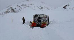“Nevada de la década”: más de 1.500 camiones varados y turistas ansiosos por disfrutar de sus vacaciones de invierno
