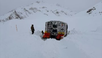“Nevada de la década”: más de 1.500 camiones varados y turistas ansiosos por disfrutar de sus vacaciones de invierno