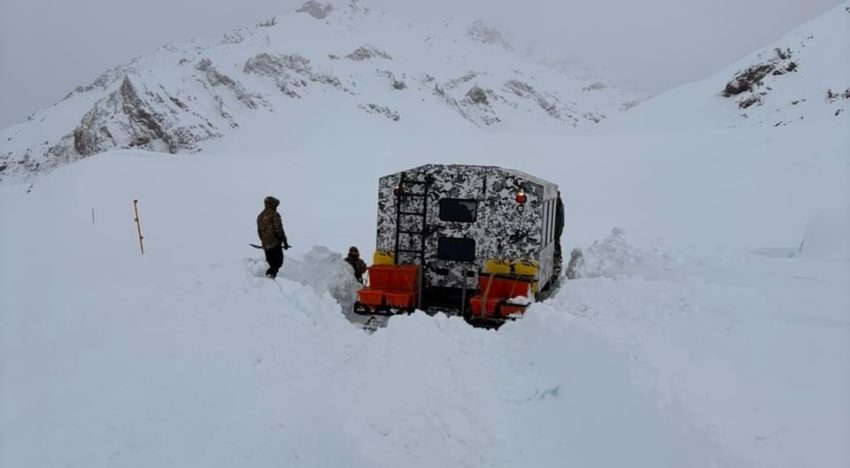 “Nevada de la década”: más de 1.500 camiones varados y turistas ansiosos por disfrutar de sus vacaciones de invierno